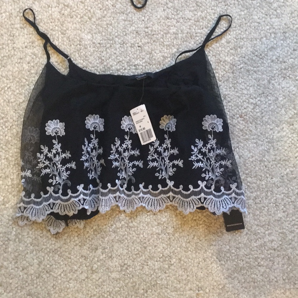 BRAND NEW w/ TAGS LACE FLOWY CROP TOP